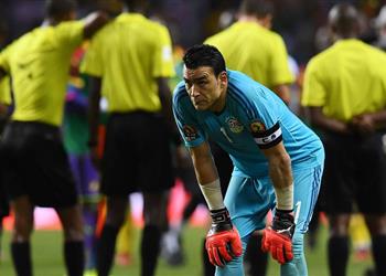 حقيقة غضب عصام الحضري في معسكر منتخب مصر بسويسرا