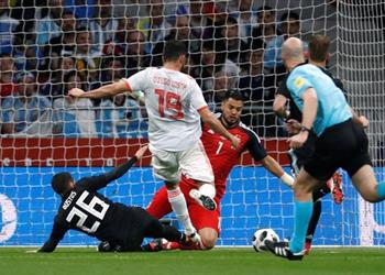 فيديو مانشستر يونايتد يتلقى ضربة في مباراة إسبانيا والأرجنتين