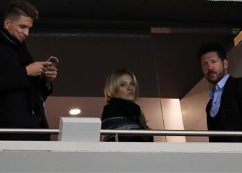 سيميوني يراقب لاعبي أتلتيكو مدريد في مباراة إسبانيا والأرجنتين