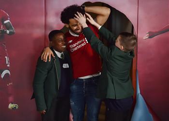 محمد صلاح يعلق على مفاجئته لأطفال ليفربول