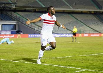 مدير الكرة بالزمالك يطمئن على مهاجم الفريق