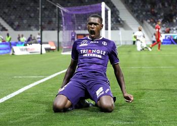 برشلونة يتواصل مع موهبة دفاعية