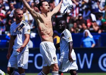 بالفيديو إبراهيموفيتش يقود جالاكسي للانتصار في الديربي في الوقت القاتل