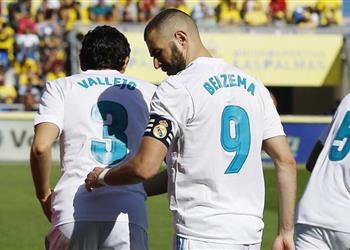 صور تصرف غريب بين بنزيما وبيل في مباراة ريال مدريد ولاس بالماس