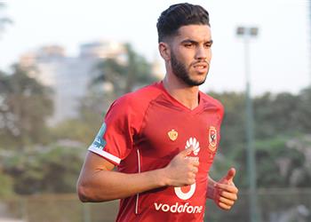 وليد أزارو يخضع لفحص طبي بعد خروجه مصاب ا في مباراة الأهلي وطنطا