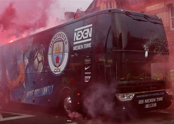 فيديو جماهير ليفربول تهاجم حافلة مانشستر سيتي والشرطة تتخذ قرار ا