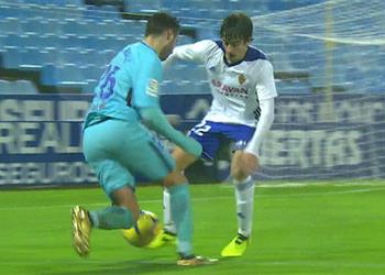 مدرب برشلونة يحسم الجدل حول مصير نجم الفريق