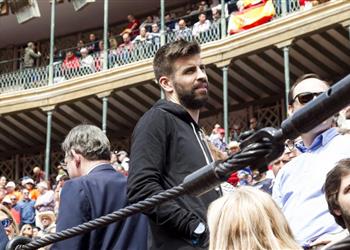 هتافات مسيئة وإهانات لبيكيه والسبب