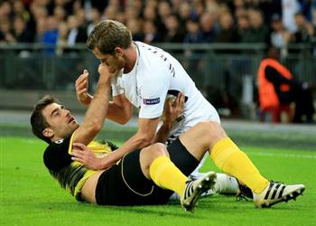 مانشستر يونايتد ينافس يوفنتوس على مدافع بوروسيا دورتموند