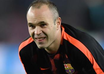 برشلونة يلقي الكرة في ملعب إنييستا