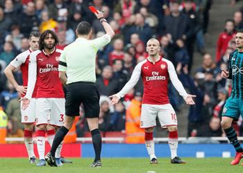 فيديو الكشف عن سبب طرد محمد النني في مباراة آرسنال وساوثهامبتون