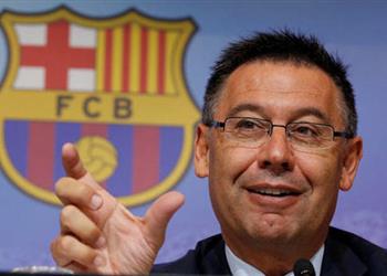 برشلونة يجهز عرض ا كبير ا لضم مدافع جديد