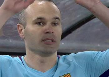 صورة إنييستا يتنبأ بهزيمة برشلونة بين شوطي المباراة أمام روما