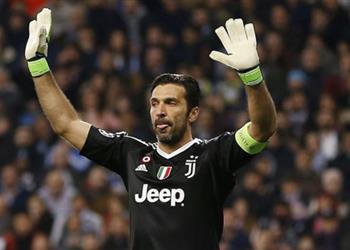 جماهير ريال مدريد تحتفل ببوفون