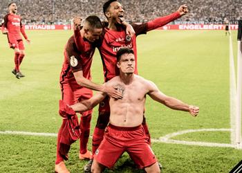 آينتراخت فرانكفورت يعبر شالكه ويواجه بايرن ميونخ في نهائي كأس ألمانيا