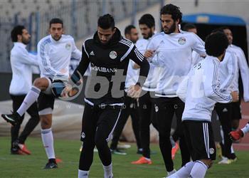 طبيب منتخب مصر يتحدث لـ بطولات عن احتمالية سفر أحمد الشناوي لروسيا