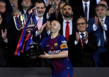 رئيس برشلونة يعلق على مصير إنييستا والتتويج بالثنائية