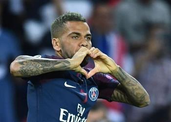 داني ألفيس يوضح ساخر ا حقيقة رغبته في العودة إلى برشلونة