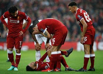فيديو لاعب ليفربول يخرج مصاب ا أمام روما