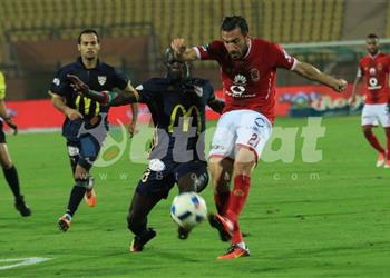 خاص طبيب الأهلي يعلن تفاصيل إصابة علي معلول