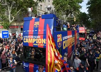 برشلونة يحتفل بلقب الليجا بحافلة مكشوفة تجوب المدينة