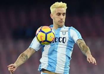 نجم لاتسيو يوضح موقفه من الإنتقال لبرشلونة