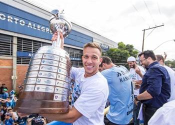 آرثر يكشف أخر تطورات موقف برشلونة من التعاقد معه