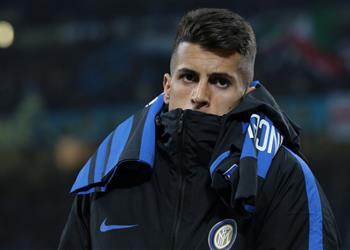 ثلاثي أوروبي يدخل في منافسة لضم لاعب فالنسيا