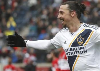 إبراهيموفيتش هذا اللاعب يستحق جائزة لاعب العام في إنجلترا