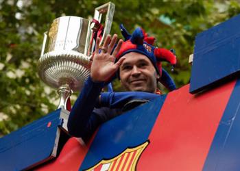 إنييستا يدفع برشلونة وريال مدريد إلى إقامة ممر شرفي