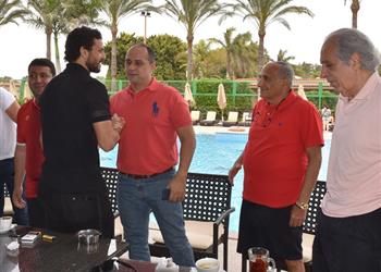 رغم استبعاده حسام غالي يصل معسكر الأهلي لمساندة اللاعبين