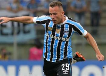 أزمة تعرقل وصول آرثر لبرشلونة في الصيف