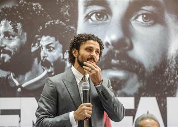 بالصور جماهير الأهلي تودع حسام غالي في مباراة الترجي
