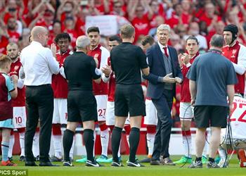 فيديو جماهير ولاعبي أرسنال يودعان آرسين فينجر قبل مواجهة بيرنلي