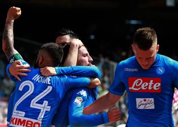 صورة بكاء لاعب نابولي يقربه من الانتقال لعملاقي مانشستر