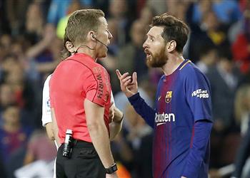 صحيفة كتالونية تهاجم حكم كلاسيكو الأرض