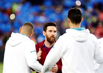 رونالدو يسخر من ميسي وبرشلونة وسط لاعبي ريال مدريد