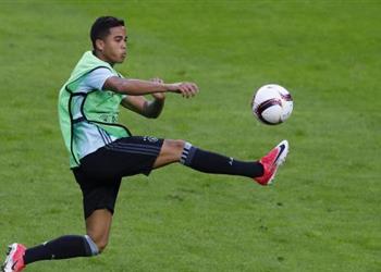 أياكس يوضح موقفه من بيع نجمه بعد اهتمام برشلونة ومانشستر يونايتد