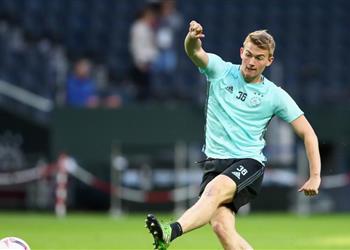 طلب رسمي من مدافع أياكس الشاب للرحيل وبرشلونة يترقب الموقف