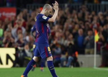 إنييستا يرحب بأولى صفقات برشلونة الصيفية