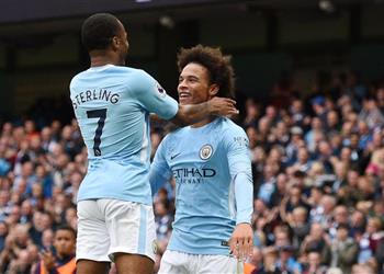 جوارديولا يطالب بتجديد عقد جناح مانشستر سيتي
