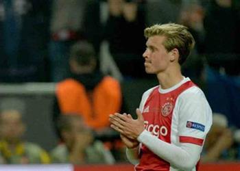 نجم أياكس يوضح موقفه من الانتقال لبرشلونة