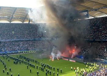 صور جمهور هامبورج يتصرف بعدائية بعد الهبوط من الدوري الألماني