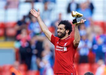 محمد صلاح مداعبا الحذاء الذهبي تعال لأبيك