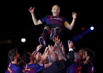 بالصور والفيديو إنييستا يودع جماهير برشلونة وسط بكاء زملائه في قلبي للأبد