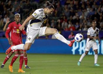 فيديو تصرف غير أخلاقي يتسبب بطرد إبراهيموفيتش بالدوري الأمريكي