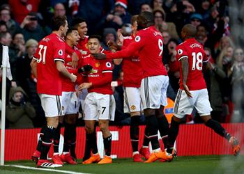 لاعب مانشستر يونايتد يثير التكهنات حول مستقبله