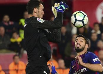 حارس إشبيلية يدافع عن كاريوس بعد أخطاء نهائي الأبطال