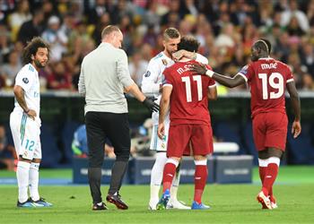 حملة توقيعات في ليفربول لمعاقبة راموس بعد إصابة محمد صلاح