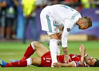 الكشف عن رد فعل نجوم برشلونة بعد إصابة محمد صلاح في نهائي كييف